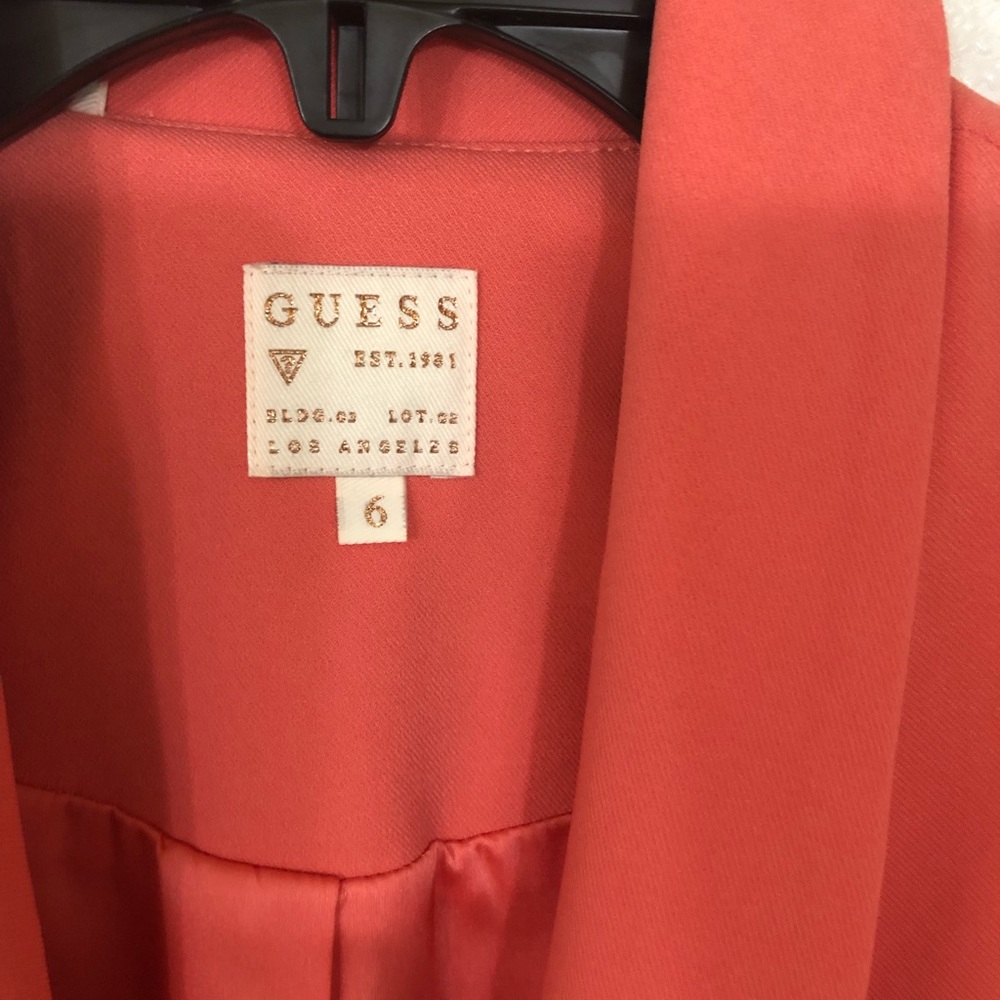 Guess coral silk look single button modern streamlined slim blazer. Size 6 - Picture 3 of 14